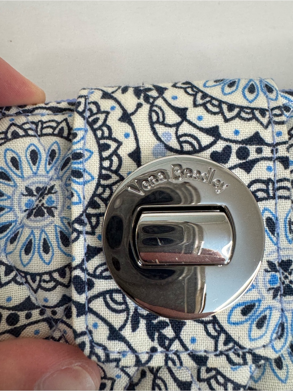 Vera Bradley Turnlock Wallet Steel Blue Medallion Blue White - Picture 2 of 9